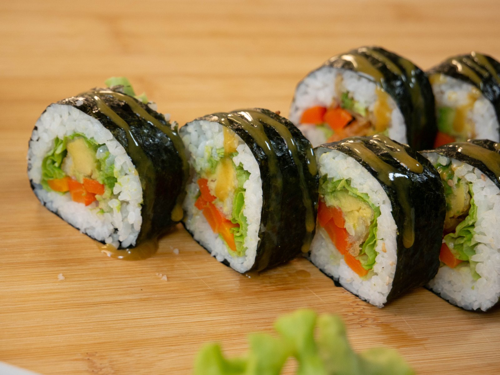 Sushi vegetale con avocado, verdure e riso